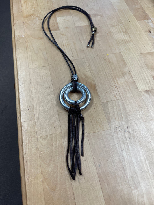 Two ring leather necklace