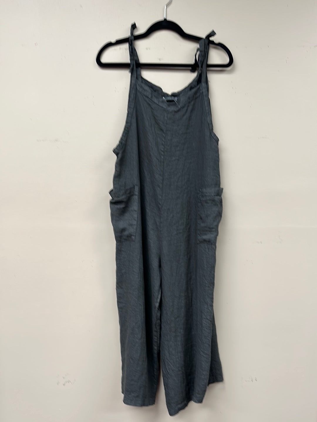 Italian linen jumpsuit with two pocket and adjustable straps