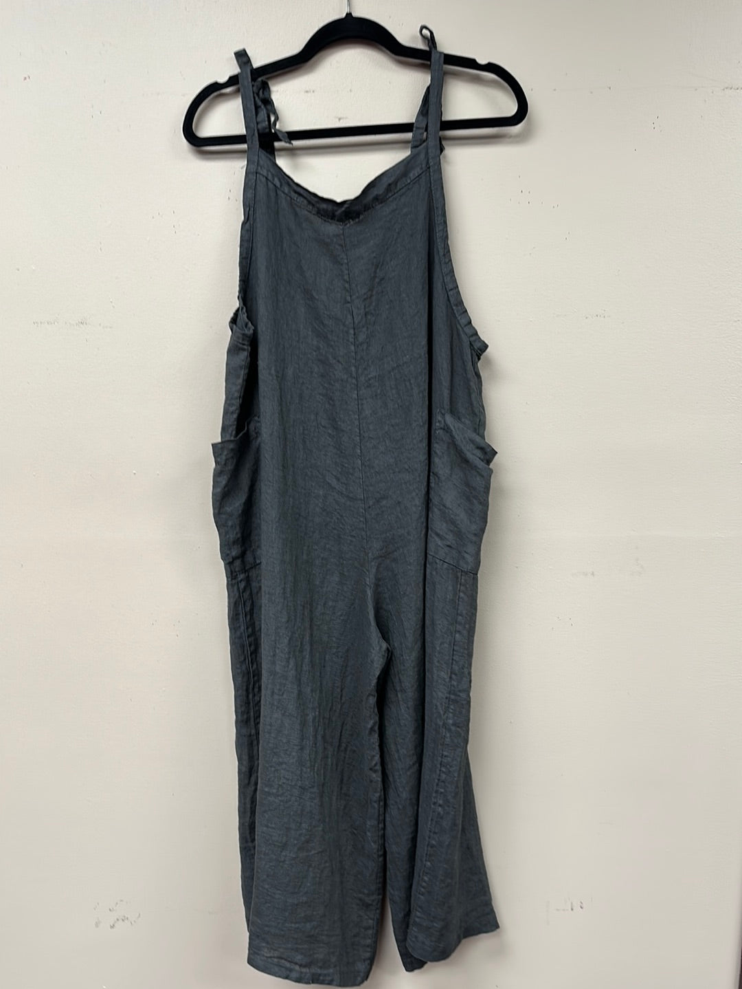 Italian linen jumpsuit with two pocket and adjustable straps