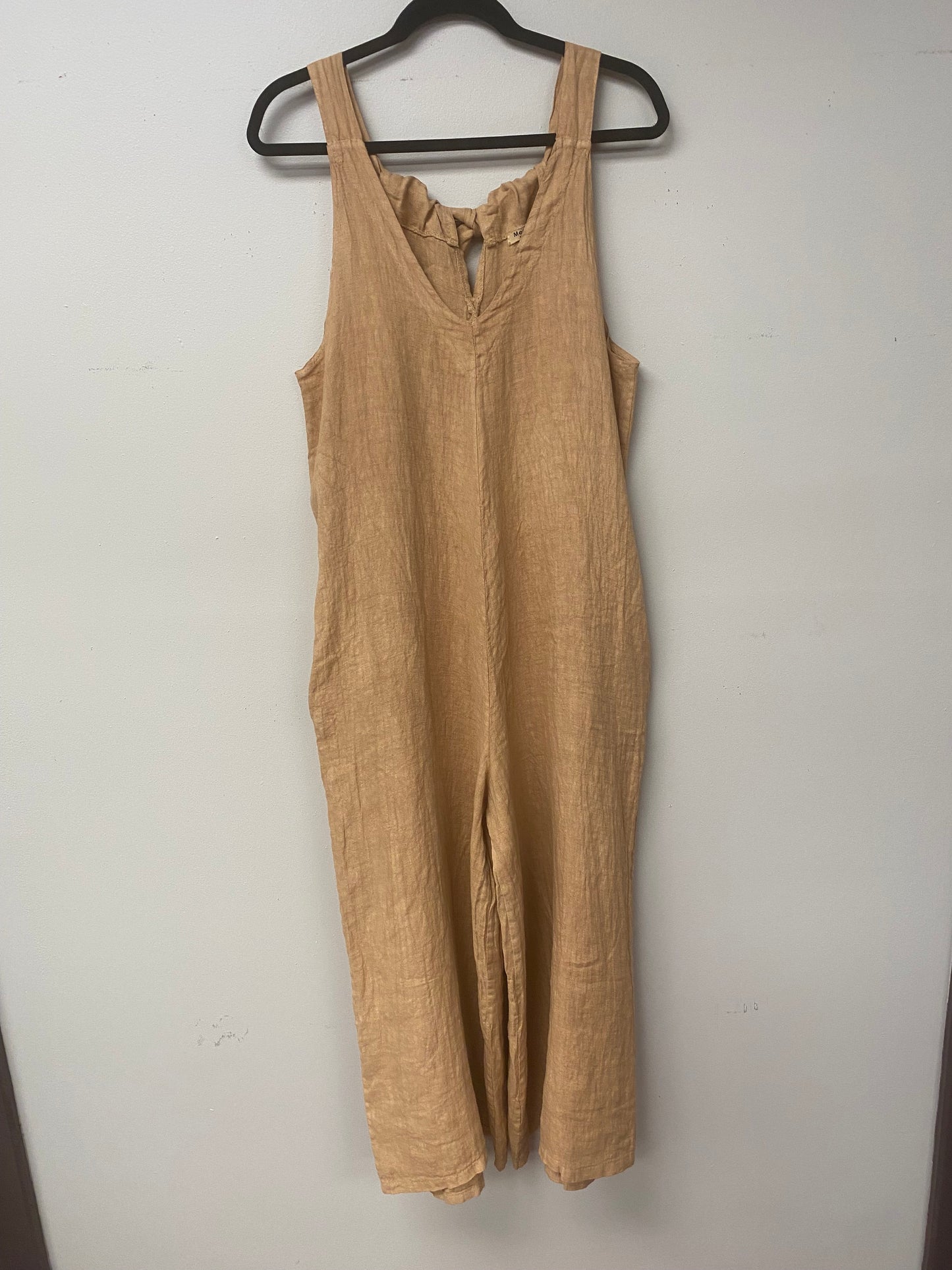 Italian linen jumpsuit with adjustable length in the back.