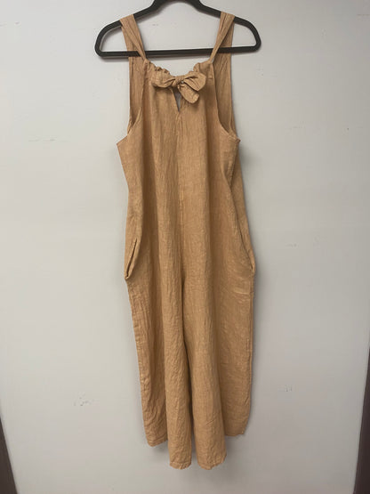 Italian linen jumpsuit with adjustable length in the back.