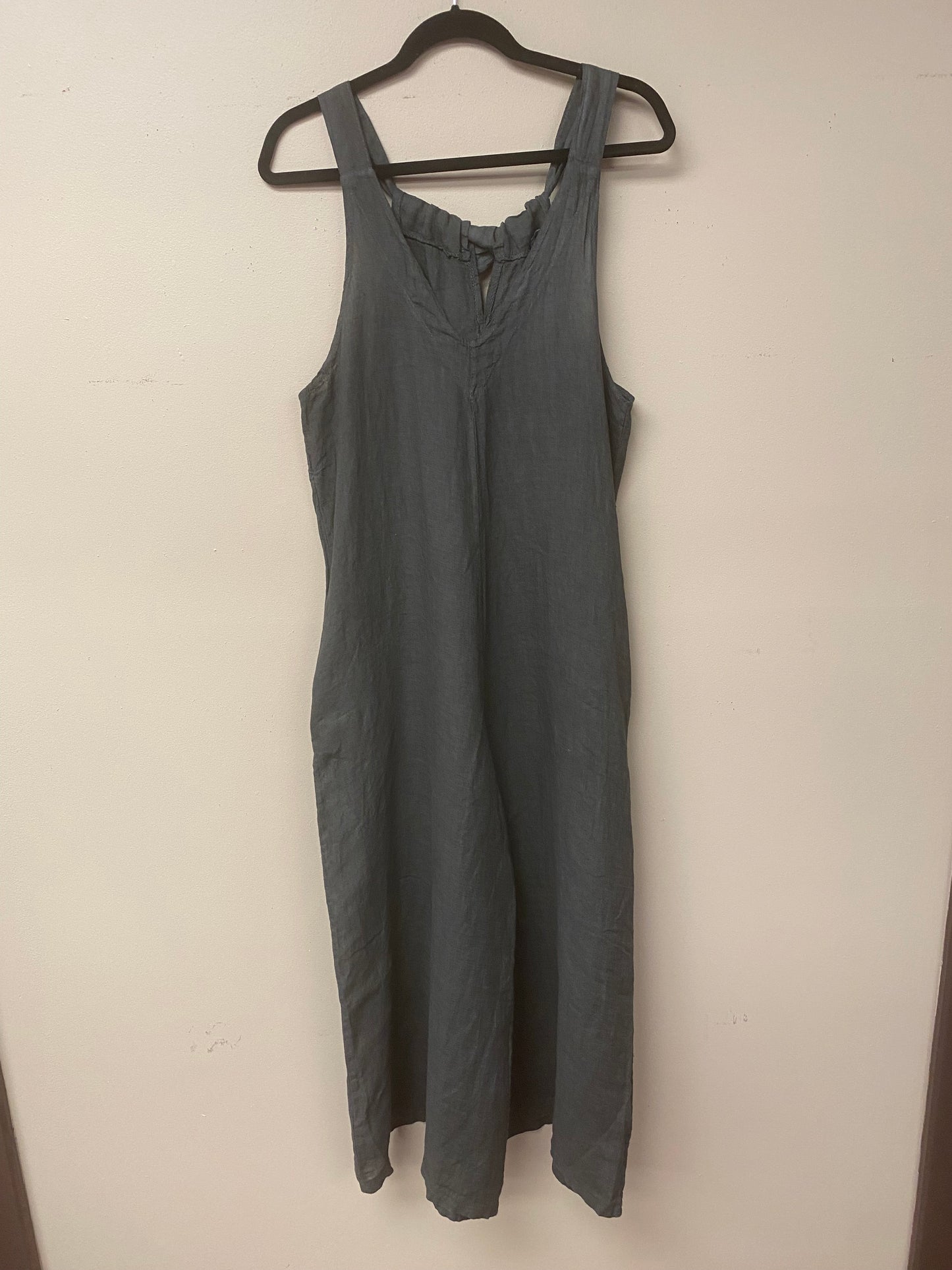 Italian linen jumpsuit with adjustable length in the back.