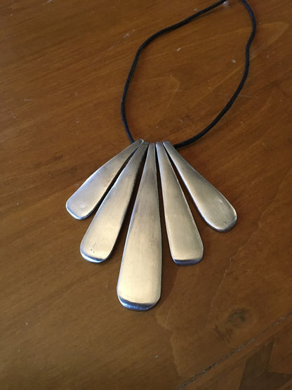 Adjustable short aluminum necklace with 5 long drops pendant.