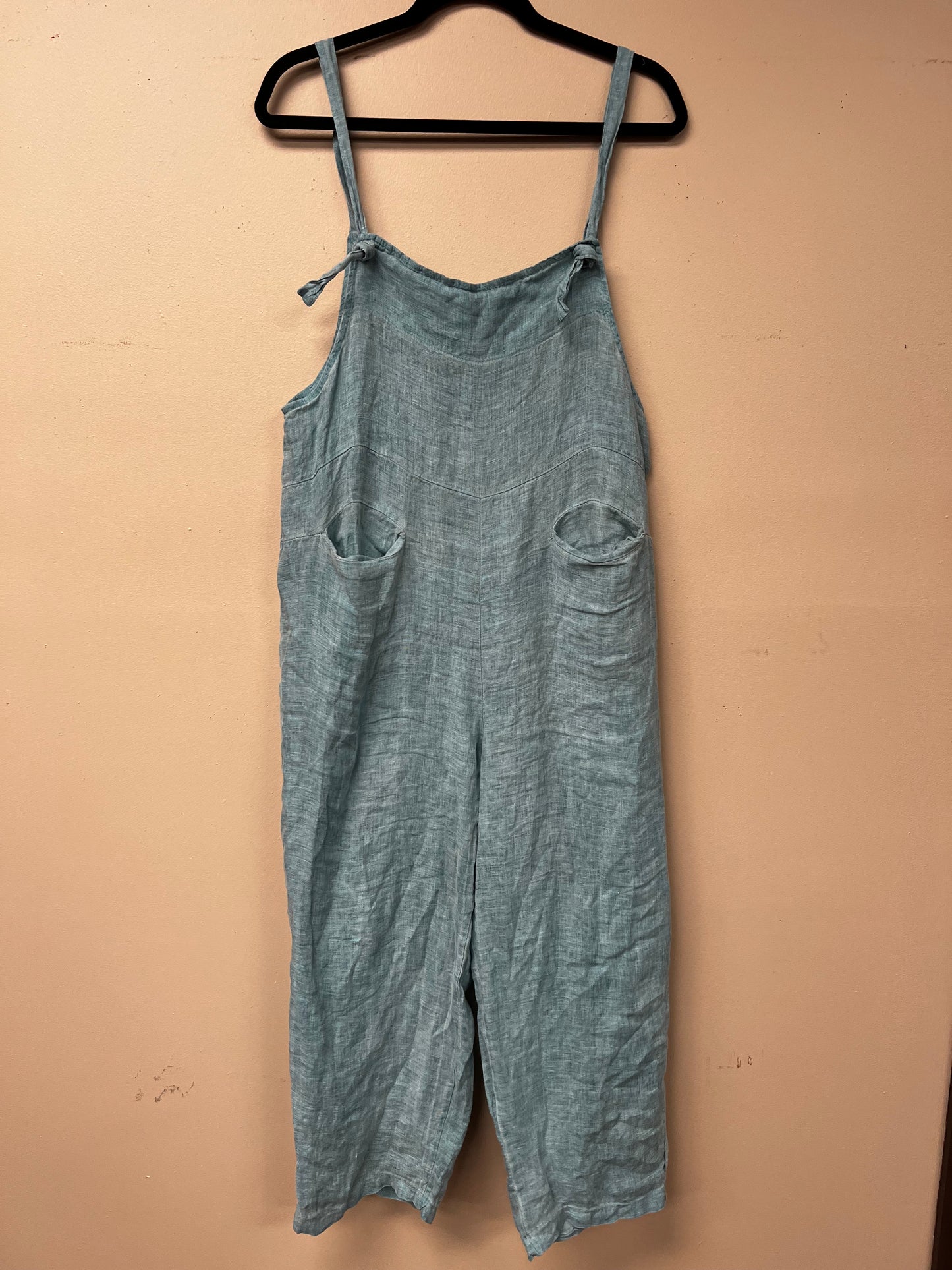 Italian linen jumpsuit with two pocket and adjustable straps